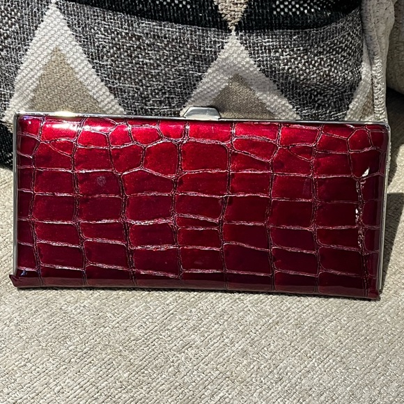 Poppie Jones Handbags - DEAL - NWT Poppie Jones Faux Patent Clutch